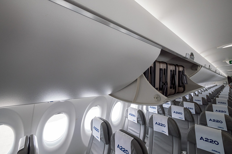 機内持ち込み可能サイズのスーツケースを4個収納できるオーバーヘッドコンパートメント