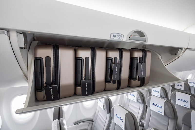 機内持ち込み可能サイズのスーツケースを4個収納できるオーバーヘッドコンパートメント