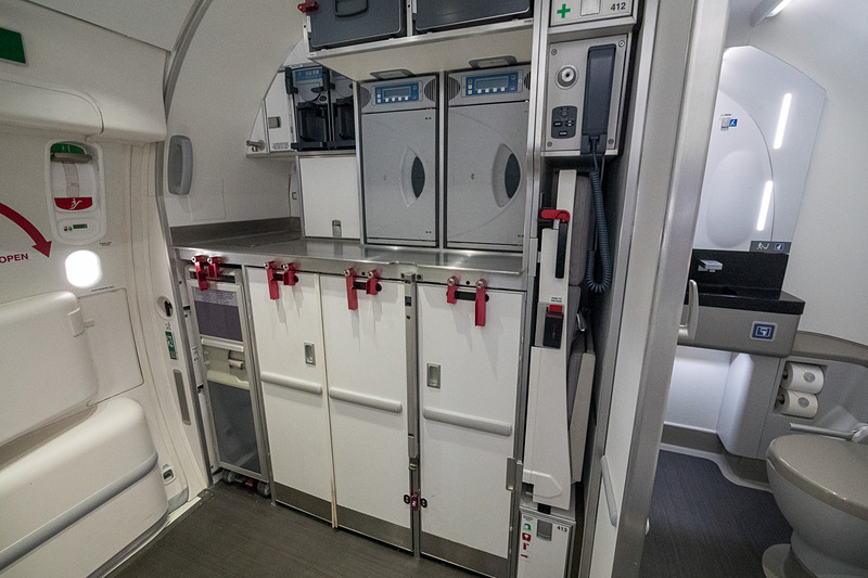 後方のギャレー