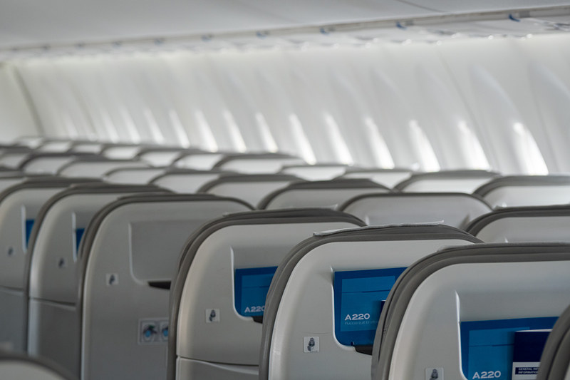 壁面が垂直に近く、窓側席でも圧迫感が少ないことが客室の特徴