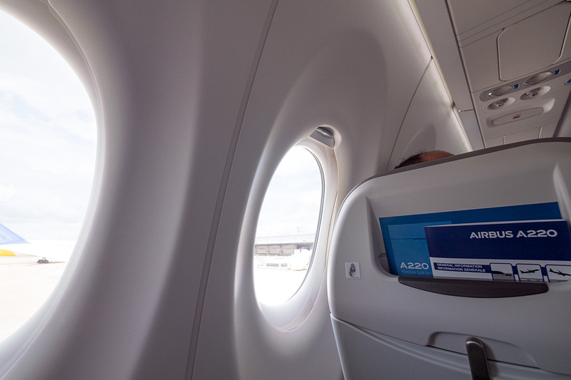 壁面が垂直に近く、窓側席でも圧迫感が少ないことが客室の特徴