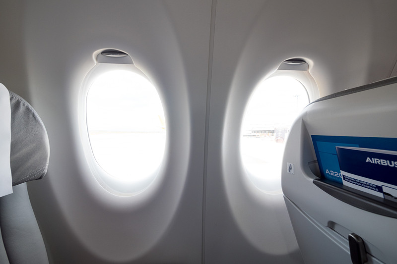 窓は11×16インチ（約28.0×49.6mm）と大きい