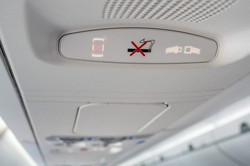 シートベルトサインに加えてモバイルデバイスの使用禁止サインも