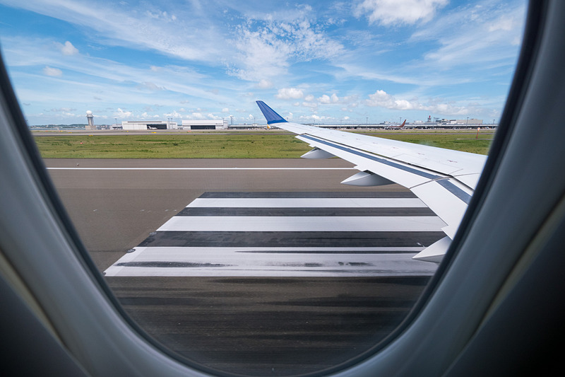 南向きの18滑走路を使用し、滑走路の半分にも達しないあたりで離陸。満席ではないとはいえ1000mほどで離陸したことになる