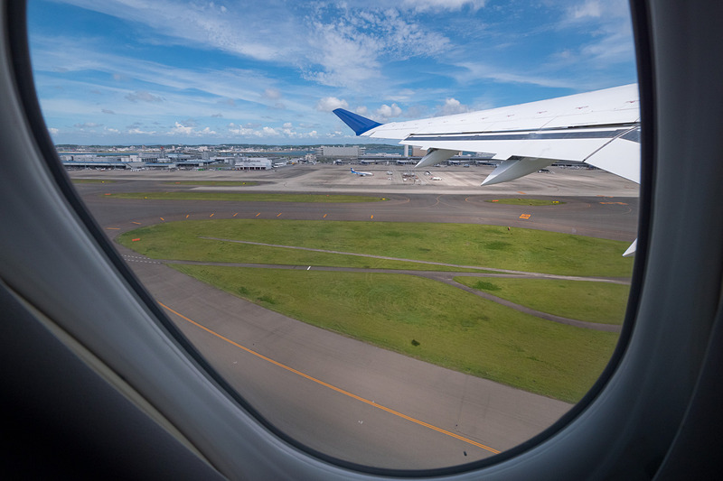 南向きの18滑走路を使用し、滑走路の半分にも達しないあたりで離陸。満席ではないとはいえ1000mほどで離陸したことになる
