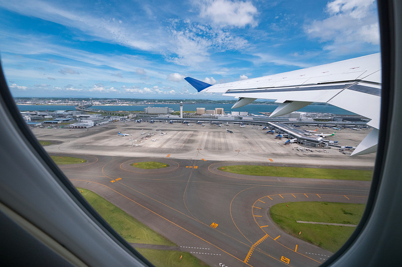 南向きの18滑走路を使用し、滑走路の半分にも達しないあたりで離陸。満席ではないとはいえ1000mほどで離陸したことになる