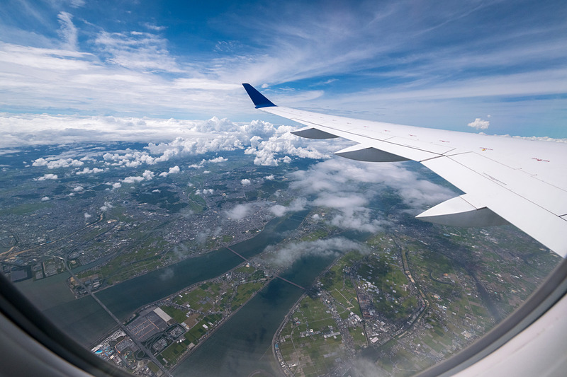 デモフライトはセントレアから真っ直ぐ北へ向かい、富山県から長野県上空を経由。写真は左から濃尾平野、能登半島、名古屋市街地。大きな窓から景色を楽しめる