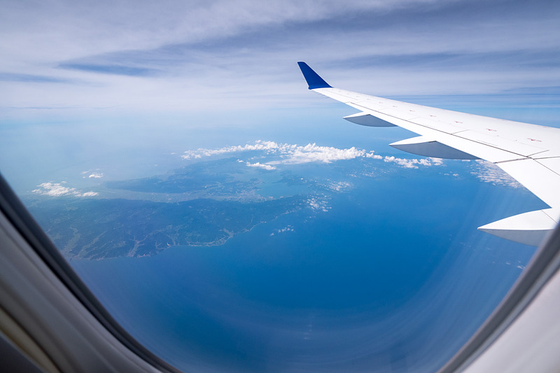 デモフライトはセントレアから真っ直ぐ北へ向かい、富山県から長野県上空を経由。写真は左から濃尾平野、能登半島、名古屋市街地。大きな窓から景色を楽しめる