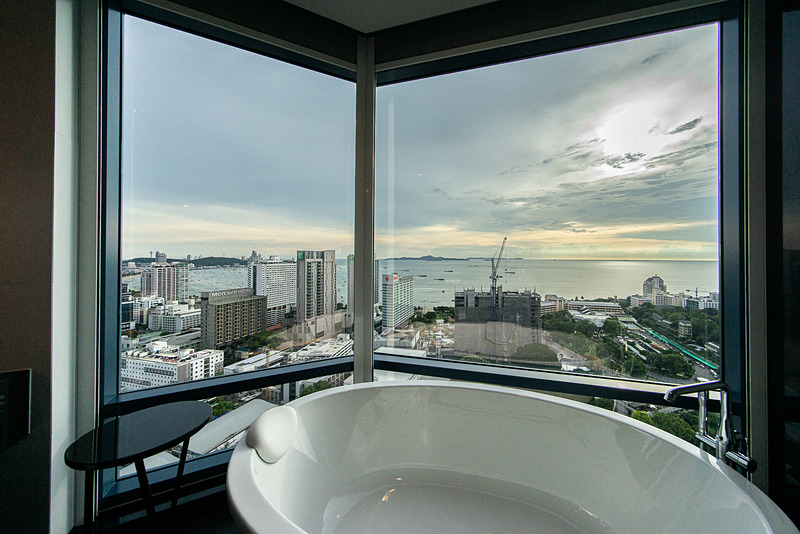 浴槽からの眺め。パタヤ・ベイが一望できる