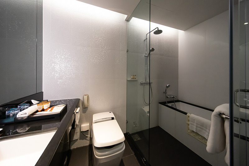 デラックス・コーナー・シービューの洗面室。シャワールームに浴槽がある