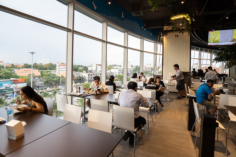 フードコートの席からの眺め