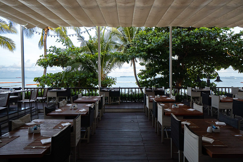 オーシャンビューの屋外席がある