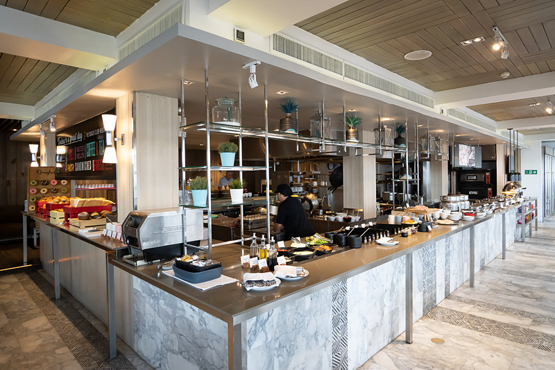 朝食のビュッフェ