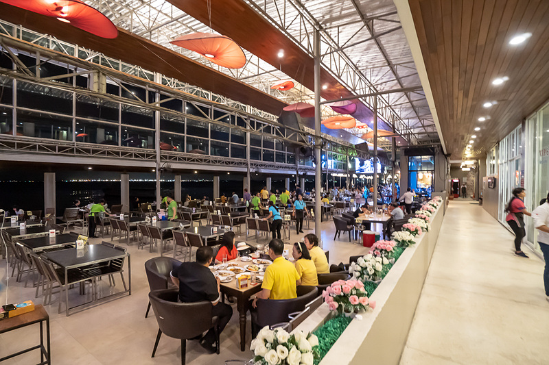 店内はものすごく広い。夜で分かりにくいが海に面している