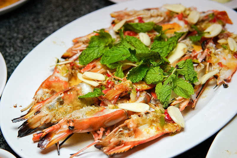 クンパオ（エビの姿焼き）。単なる素焼きではなくスパイシーな味付けがクセになる