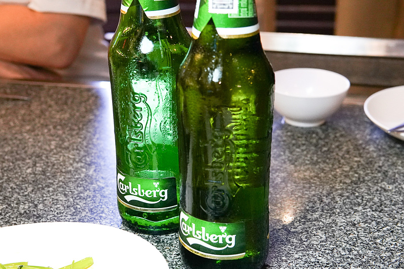 ビールは瓶のハイネケン。昔はよく見かけたが最近ではめずらしいらしい