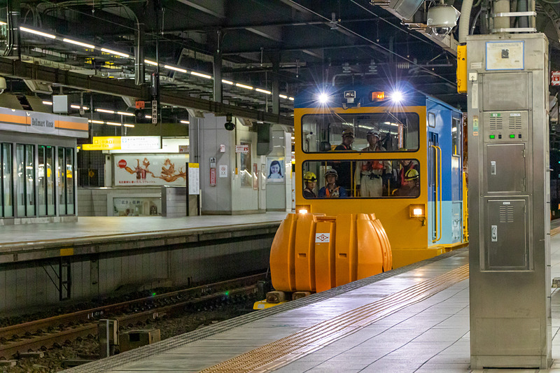 3番線に入線してきた工事桁を載せた保守用車