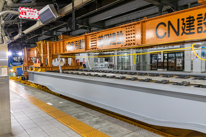 重さが約23トンある鉄製の工事桁。これを従来のレールの代わりに据え付ける