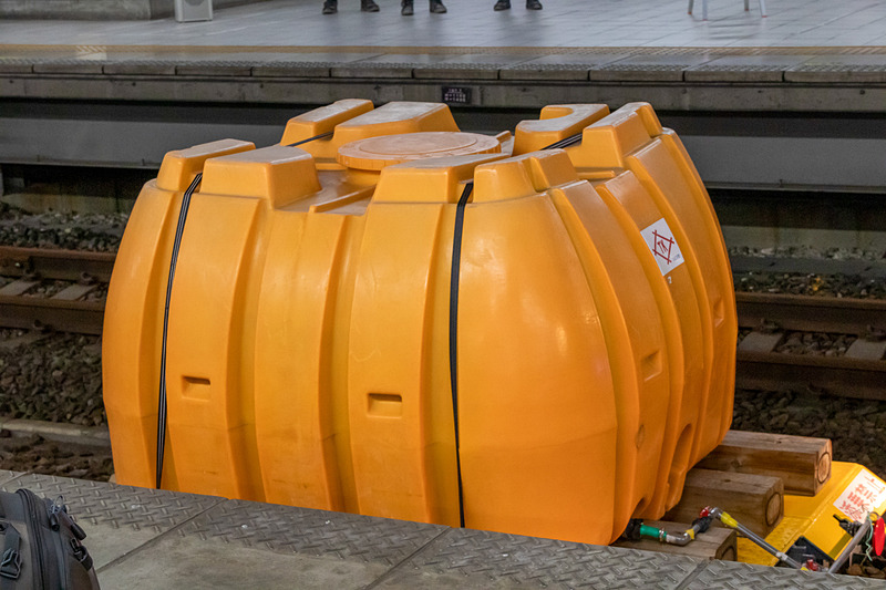 レールに散水する水タンク