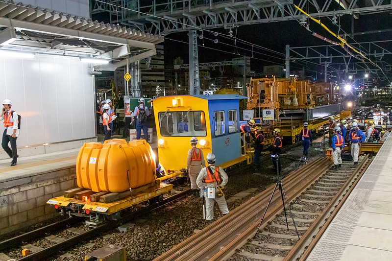 架設場所の横まで移動した保守用車