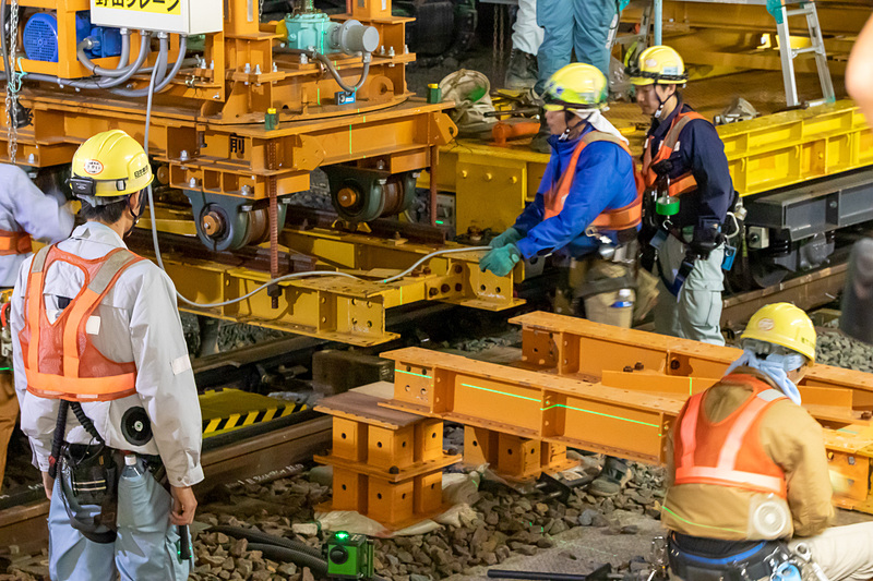 架設機を移動させるための仮レールを組み立てる。工事桁の架設は約30人のスタッフで行なわれる