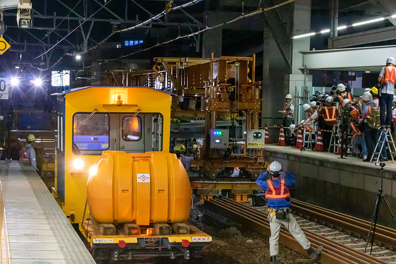 約3分ほどかけて工事桁を架設地点まで運搬