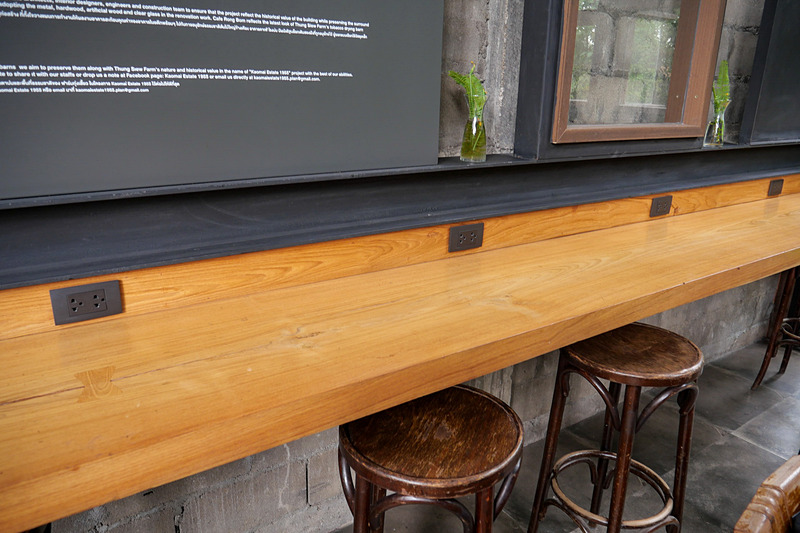 カフェのカウンターには電源が用意されていることが多い