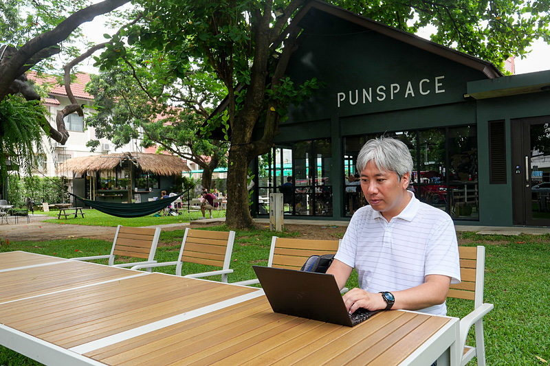 屋外での仕事は、思ったより気持ちがよい。もちろんWi-Fiが受信でき、電源も用意されているので、長時間のPCワークも安心だ