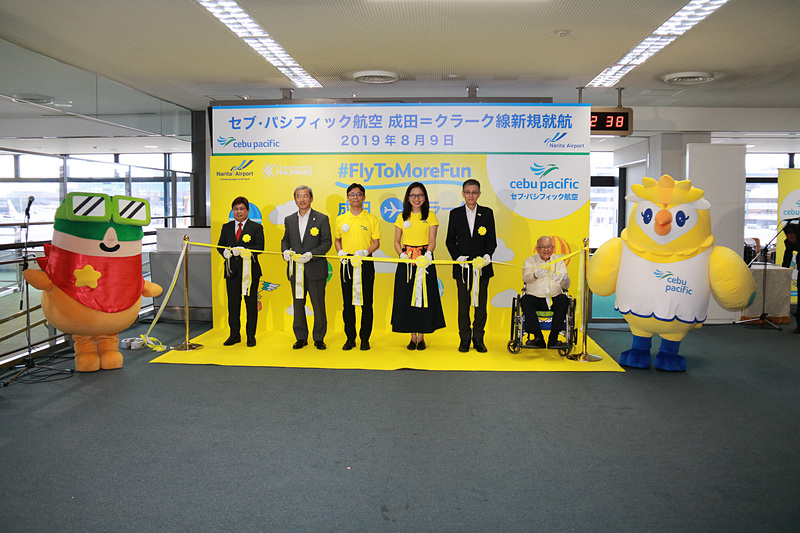 テープカット。左からフィリピン政府観光省 東日本代表 ニール・バレステロス氏、成田国際空港株式会社 代表取締役社長 田村明比古氏、セブ・パシフィック航空 日本支社長 松本知彦氏、セブ・パシフィック航空 マーケティング/販売担当 バイスプレジデント キャンディス・イヨグ氏、国土交通省 東京航空局 成田国際空港長 石井靖男氏、フィリピン共和国 ホセ・カスティリョ・ラウレル五世 全権大使