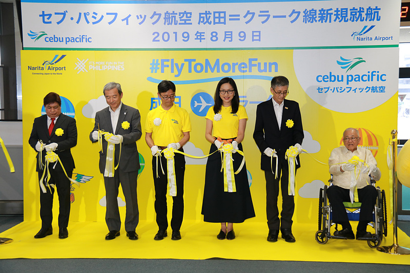 テープカット。左からフィリピン政府観光省 東日本代表 ニール・バレステロス氏、成田国際空港株式会社 代表取締役社長 田村明比古氏、セブ・パシフィック航空 日本支社長 松本知彦氏、セブ・パシフィック航空 マーケティング/販売担当 バイスプレジデント キャンディス・イヨグ氏、国土交通省 東京航空局 成田国際空港長 石井靖男氏、フィリピン共和国 ホセ・カスティリョ・ラウレル五世 全権大使