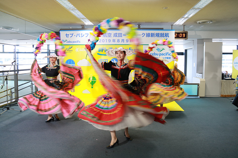 就航記念式典では、東京外国語大学 フィリピン民族舞踊部がパフォーマンスを披露