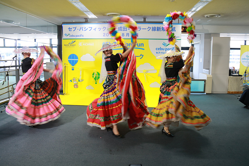 就航記念式典では、東京外国語大学 フィリピン民族舞踊部がパフォーマンスを披露