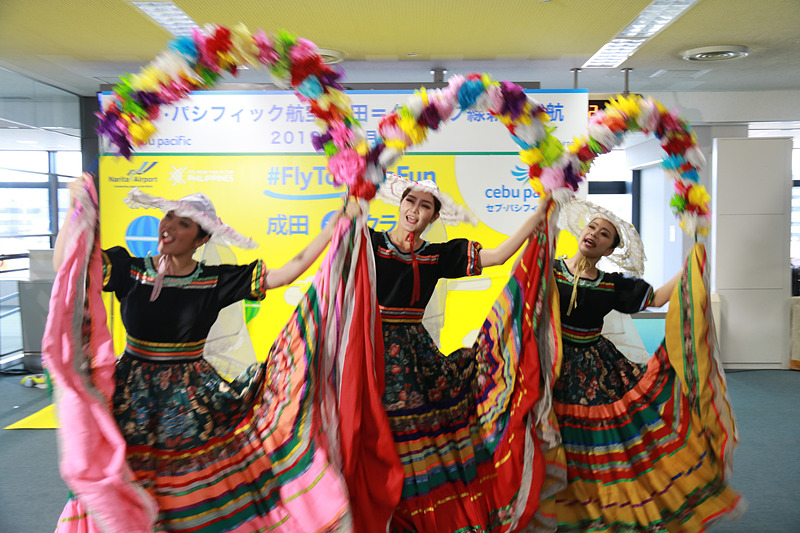 就航記念式典では、東京外国語大学 フィリピン民族舞踊部がパフォーマンスを披露