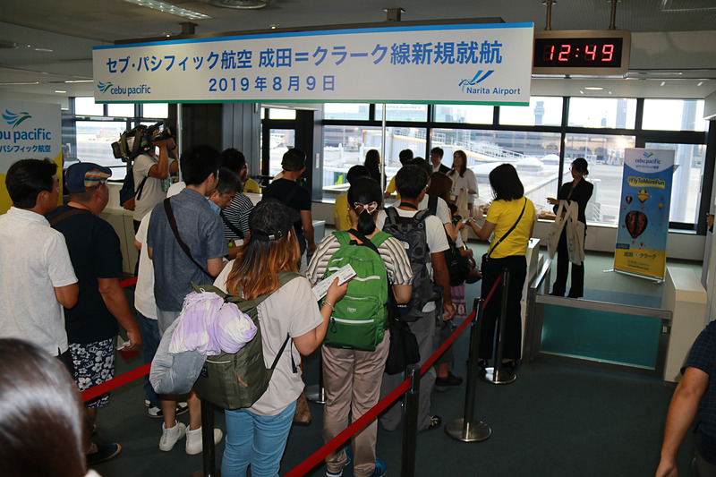 乗客には記念品をプレゼント。セブ・パシフィック航空のマスコット「セッピーちゃん」と成田空港のマスコット「くうタン」がお見送り