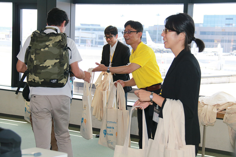 乗客には記念品をプレゼント。セブ・パシフィック航空のマスコット「セッピーちゃん」と成田空港のマスコット「くうタン」がお見送り