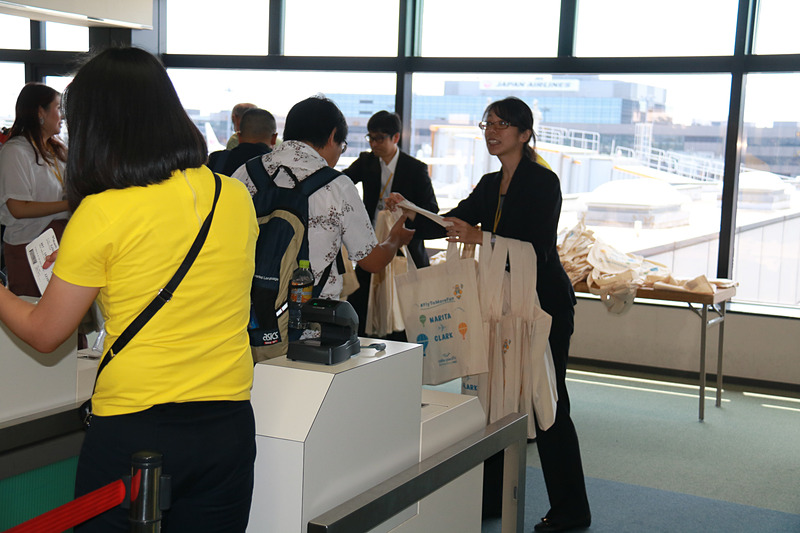 乗客には記念品をプレゼント。セブ・パシフィック航空のマスコット「セッピーちゃん」と成田空港のマスコット「くうタン」がお見送り