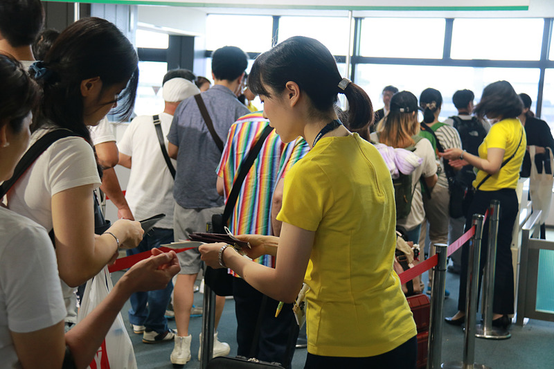 乗客には記念品をプレゼント。セブ・パシフィック航空のマスコット「セッピーちゃん」と成田空港のマスコット「くうタン」がお見送り