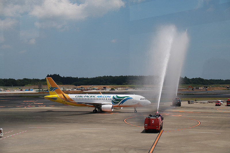 成田空港ではクラーク発の初便である5J5068便の到着を、ウォーターキャノンを使った放水アーチで迎えた