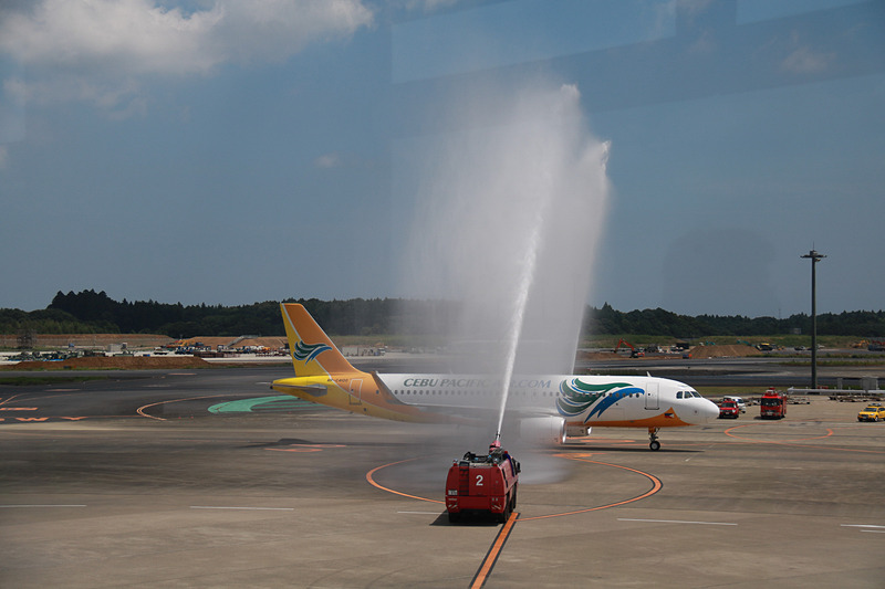 成田空港ではクラーク発の初便である5J5068便の到着を、ウォーターキャノンを使った放水アーチで迎えた
