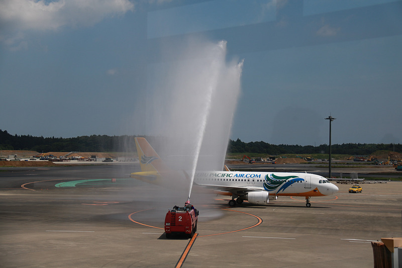 成田空港ではクラーク発の初便である5J5068便の到着を、ウォーターキャノンを使った放水アーチで迎えた