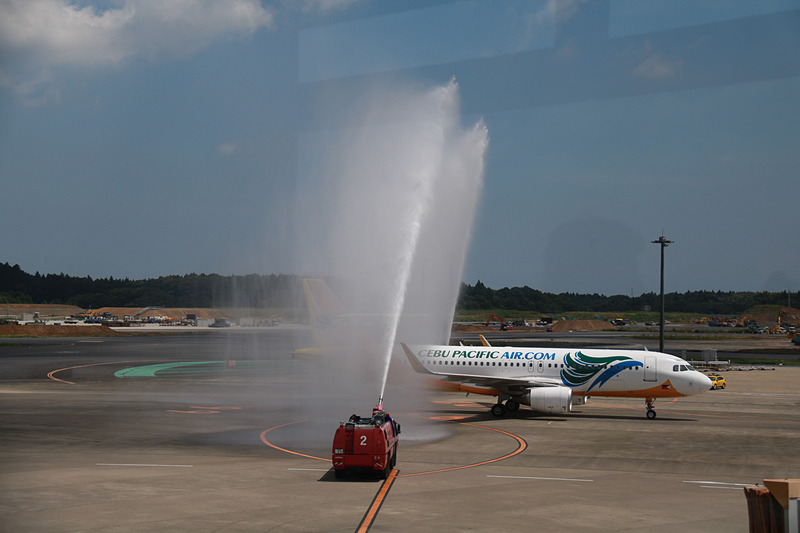 成田空港ではクラーク発の初便である5J5068便の到着を、ウォーターキャノンを使った放水アーチで迎えた