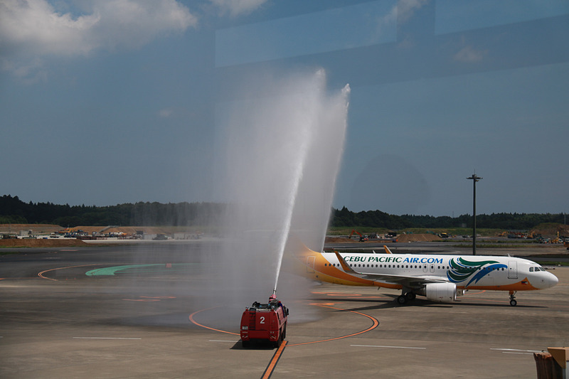 成田空港ではクラーク発の初便である5J5068便の到着を、ウォーターキャノンを使った放水アーチで迎えた