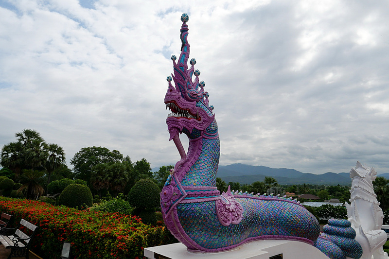 神話に登場する蛇の彫像。その独特な形に加えて、彫像の色鮮やかな装飾も大きな見どころとなっている