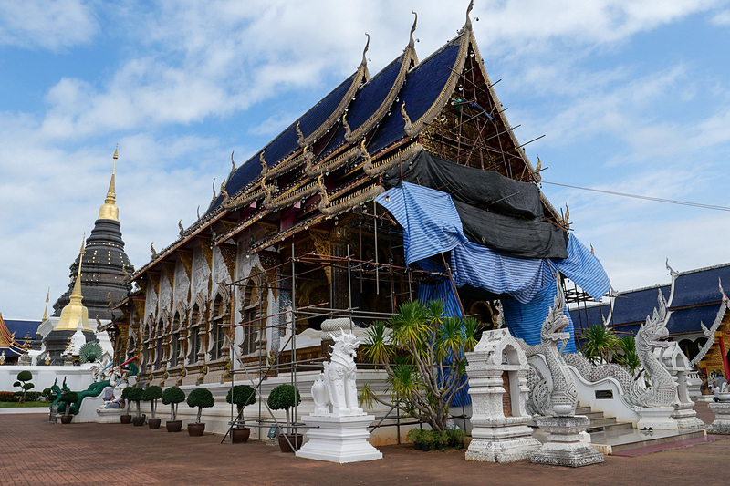 建物の多くが、屋根が三重に重なった、ランナー派独特の建築様式を採用