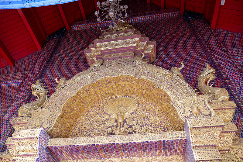 壁面や入り口上部には、きらびやかな装飾が施されている