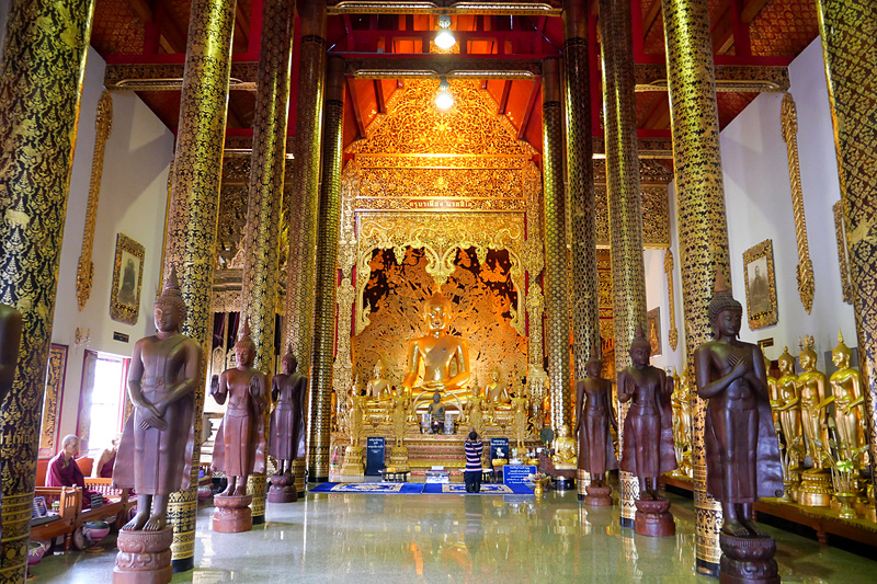 建物内には多くが自由に出入りでき、お詣りできる