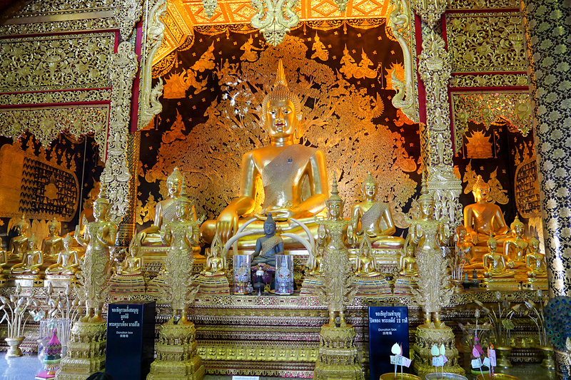 金の仏像や周囲の彫刻なども必見の美しさ