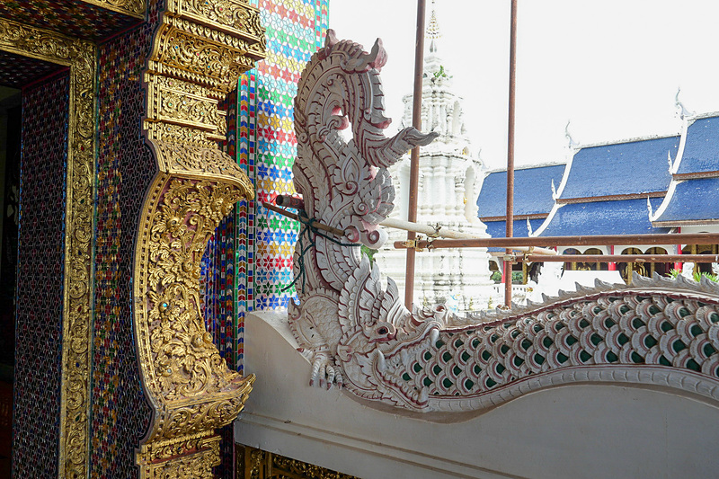 建物の入り口にも蛇の彫像がある