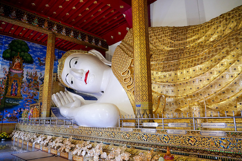 バンコクのワット・ポーに匹敵するような、巨大な涅槃像も作られている