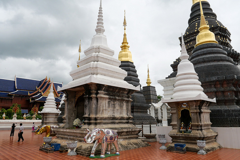 ランナー派では、干支ごとに異なる形の塔があり、自分の干支の塔でお祈りすると御利益が得られると信じられているという